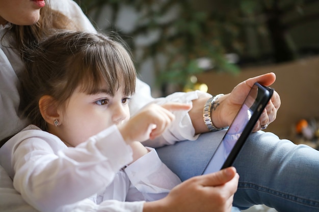 Mãe e filha usando tablet