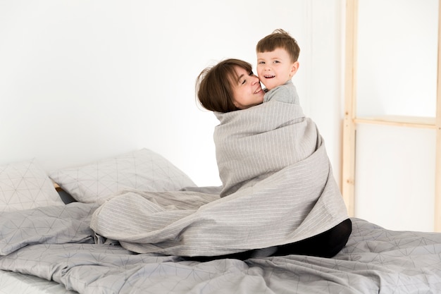 Foto grátis mãe e filho abraçando