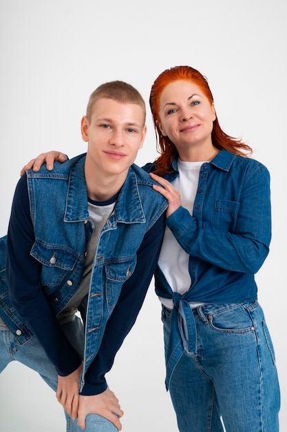 Foto grátis mãe e filho adolescente vestindo roupas jeans juntos