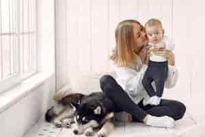 Foto grátis mãe e filho brincando com cachorro em casa