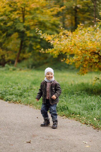 Mãe e filho caminhando e se divertindo juntos no parque outono.