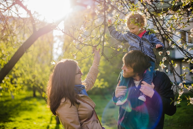 Foto grátis mãe e filho com um ramo de uma árvore