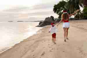 Foto grátis mãe e filho comemorando o natal em julho