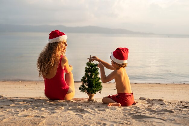 Mãe e filho comemorando o natal em julho