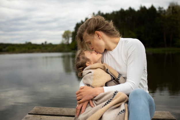 Mãe e filho de tiro médio na natureza