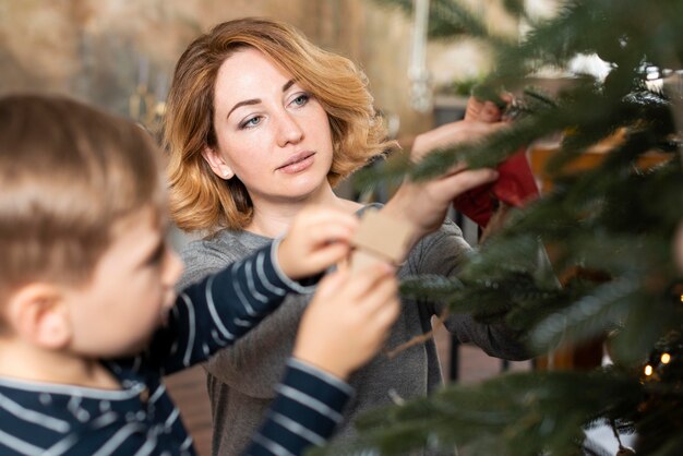 Mãe e filho decorando árvore