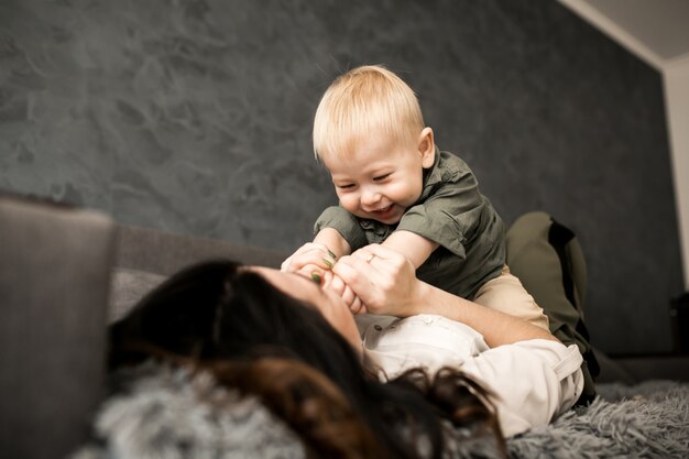 Mãe e filho dela