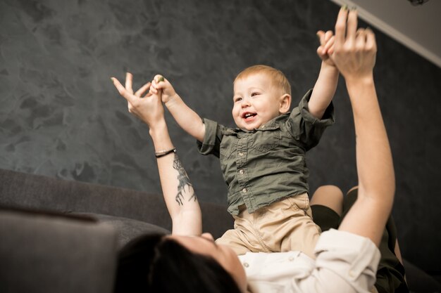 Mãe e filho dela