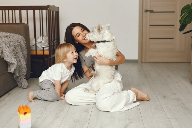 Mãe e filho divertido em casa com cachorro