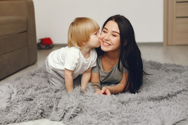 Mãe e filho divertido em casa