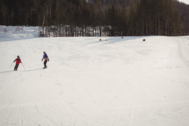 Mãe e filho esquiando nos Alpes nevados