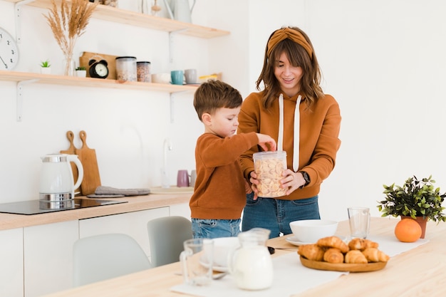 Mãe e filho na cozinha