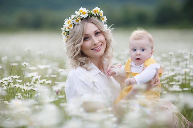 mãe e filho no campo de camomila