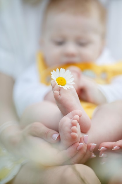 Mãe e filho no campo de camomila