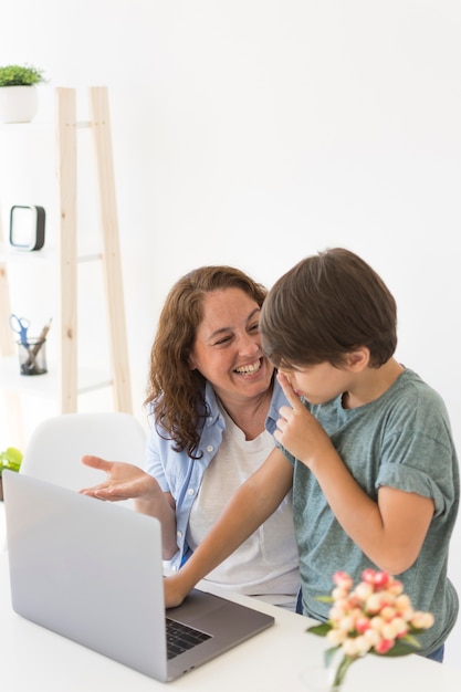 Mãe e filho no laptop