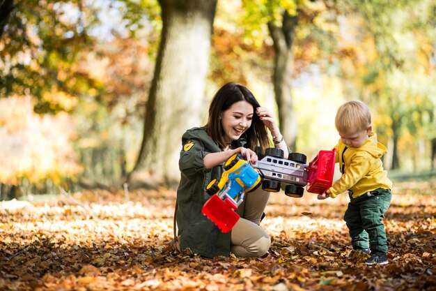 Mãe e filho no parque de outono