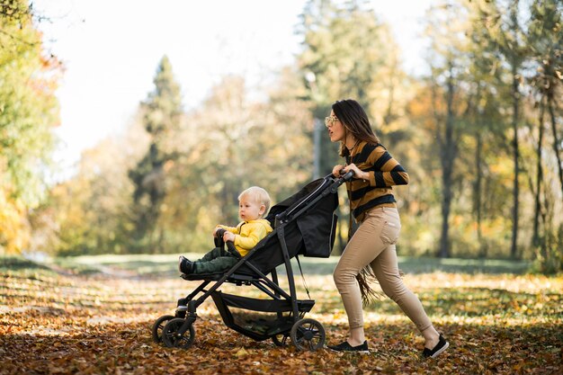 Mãe e filho no parque de outono