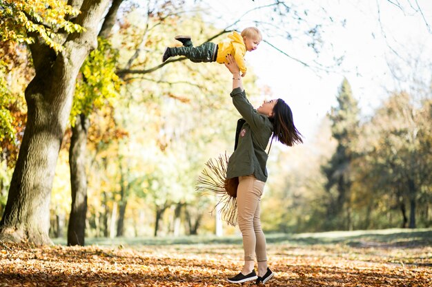 Mãe e filho no parque de outono