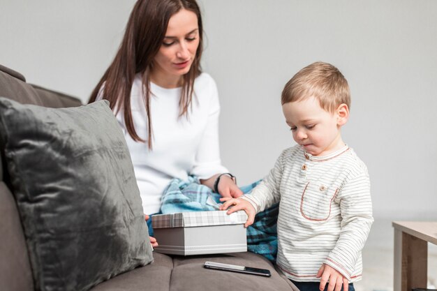 Mãe e filho no sofá em casa