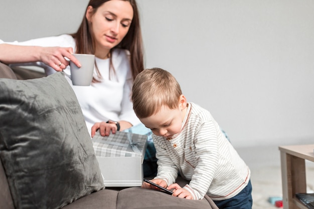 Mãe e filho no sofá