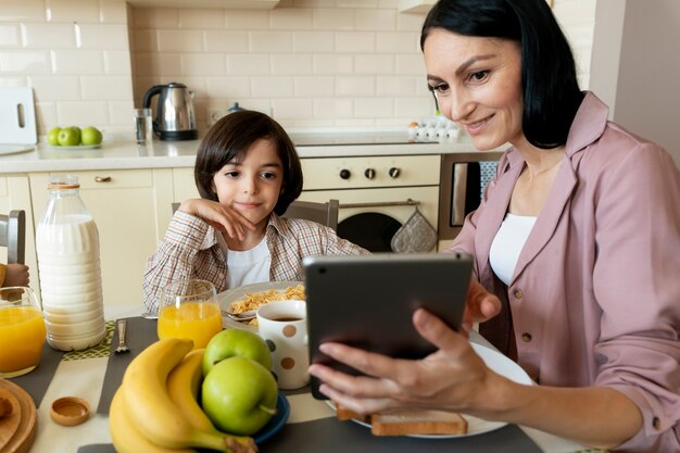 Mãe e filho olhando em um tablet