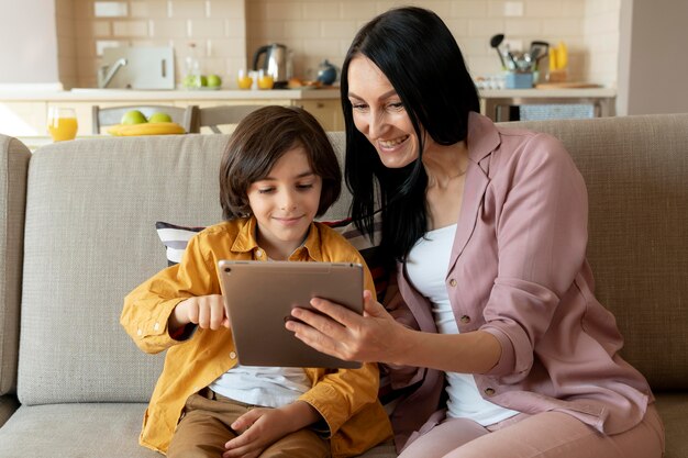 Mãe e filho olhando em um tablet