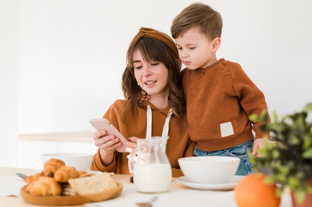 Mãe e filho olhando no celular