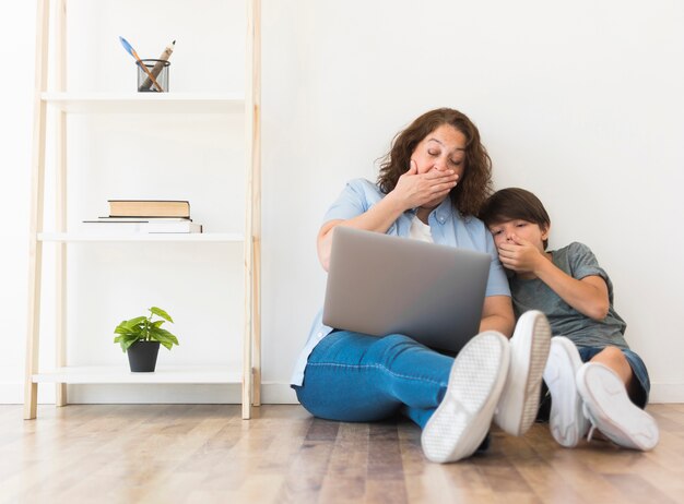 Mãe e filho olhando no laptop