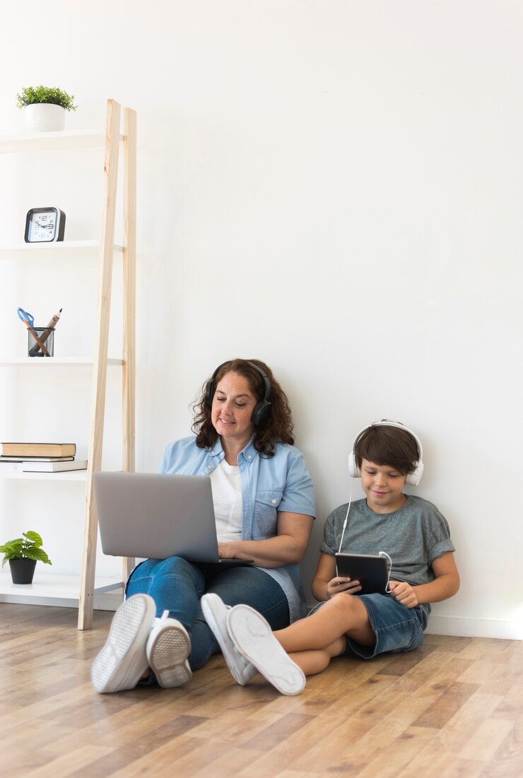Foto grátis mãe e filho olhando no laptop