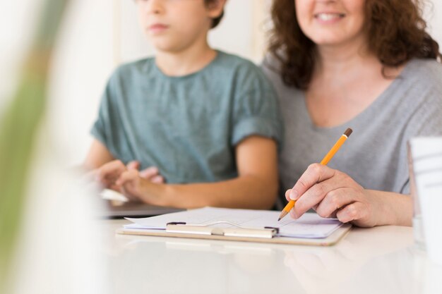 Mãe e filho olhando no laptop