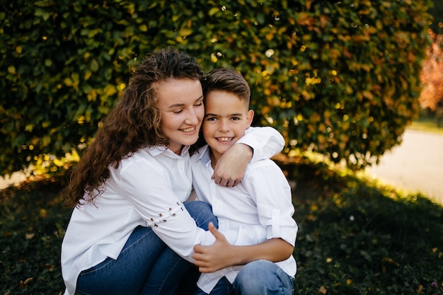 Foto grátis mãe e filho passam o tempo ao ar livre no parque