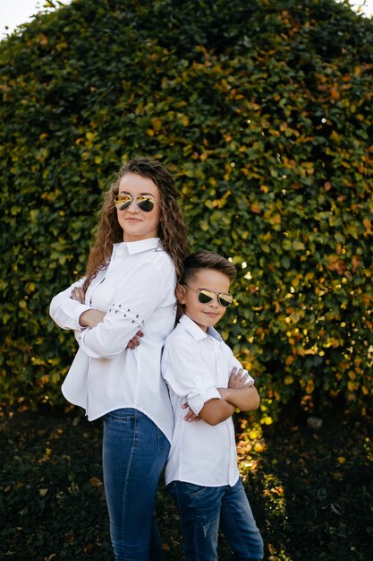 Mãe e filho passam o tempo ao ar livre no parque