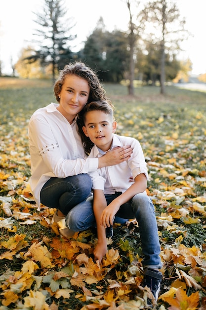 Mãe e filho passam o tempo ao ar livre no parque