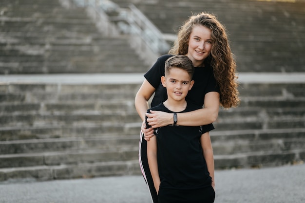 Mãe e filho passam o tempo ao ar livre no parque