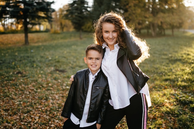 Foto grátis mãe e filho passam o tempo ao ar livre no parque