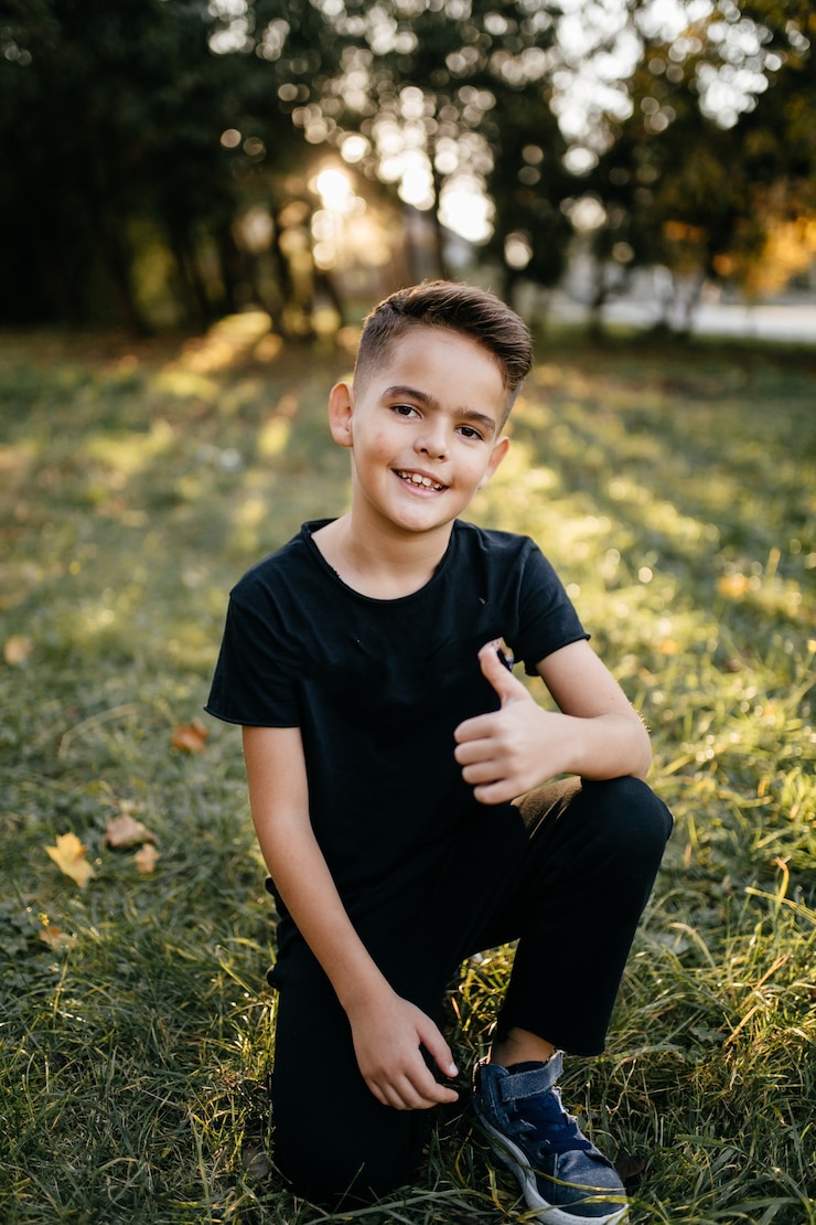 Foto grátis mãe e filho passam tempo ao ar livre no parque