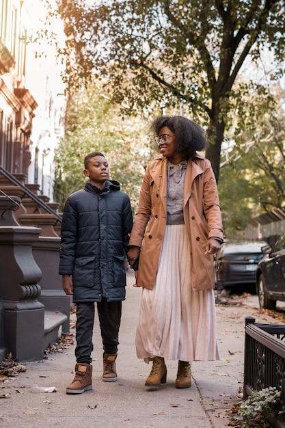 Foto grátis mãe e filho passando um tempo juntos