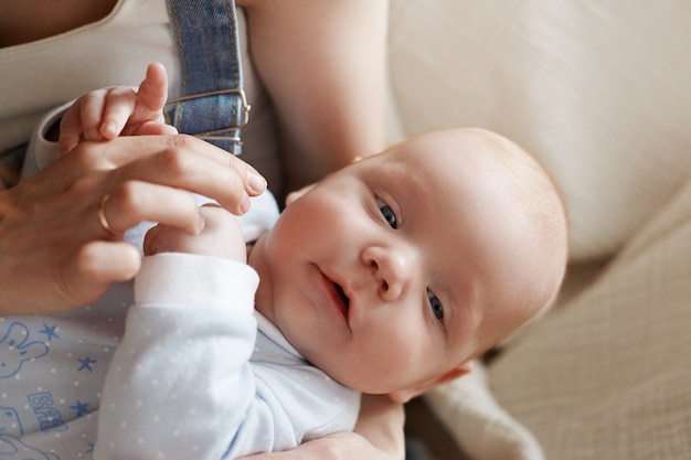 Foto grátis mãe e filho posando em ambientes fechados