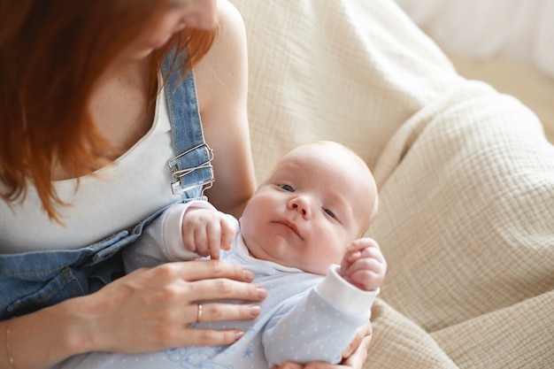 Mãe e filho posando em ambientes fechados