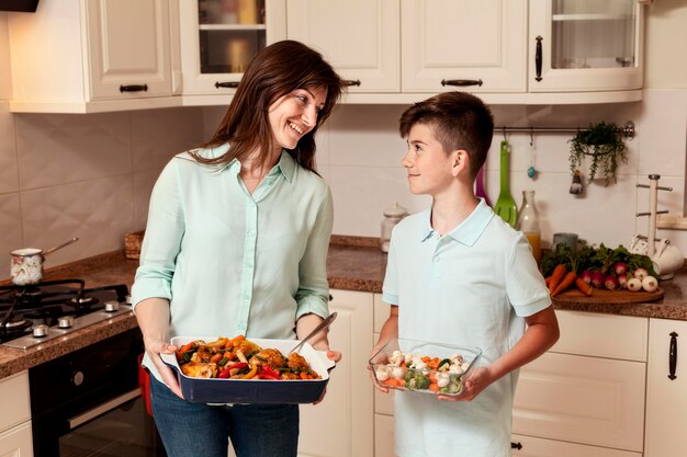 Mãe e filho preparando comida no kichen