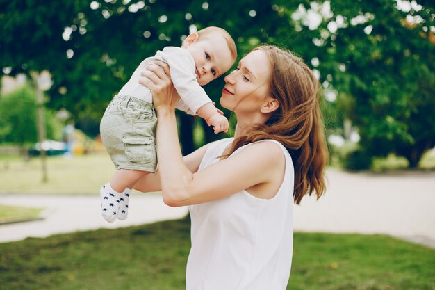 Mãe e filho relaxam no parque.