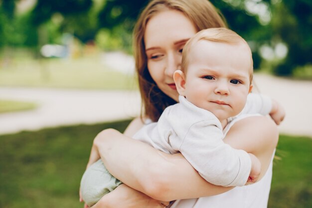 Mãe e filho relaxam no parque.