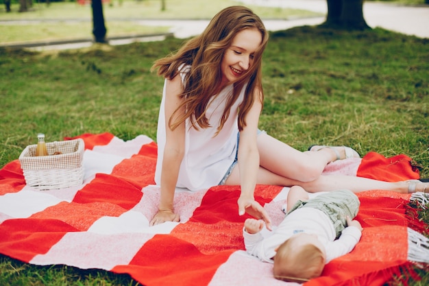 Mãe e filho relaxam no parque.