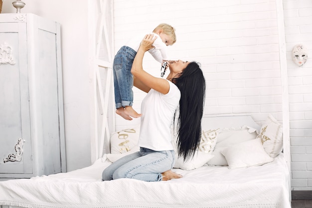 Mãe e filho se divertem em casa