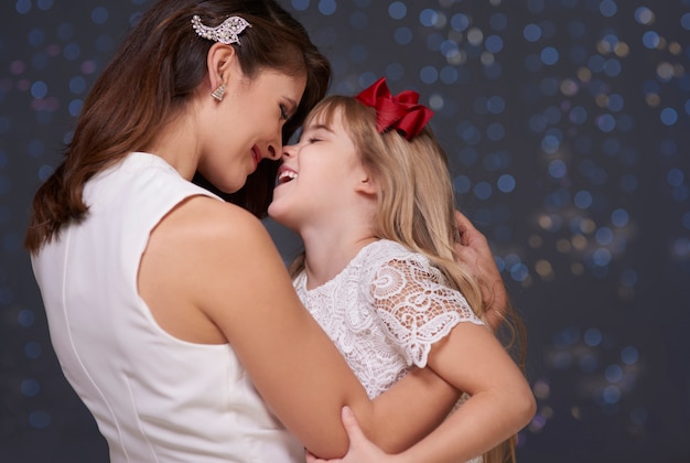 Mãe e filho se divertindo juntos