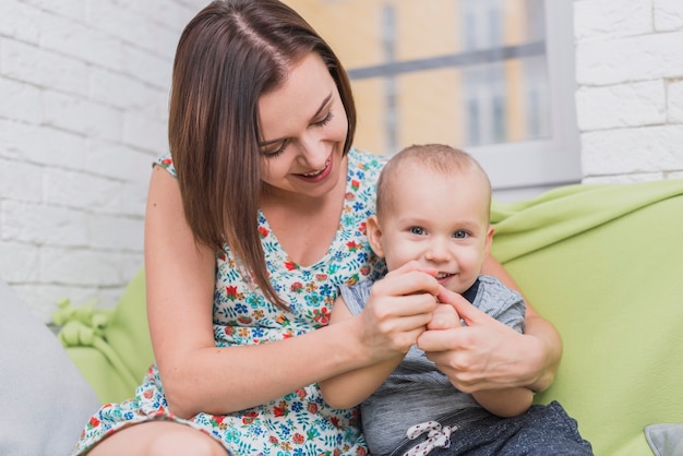 Foto grátis mãe e filho se divertindo