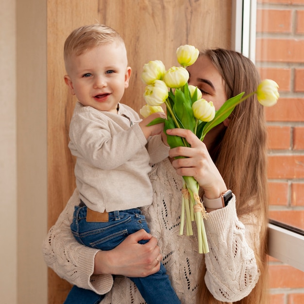 Mãe e filho se divertindo