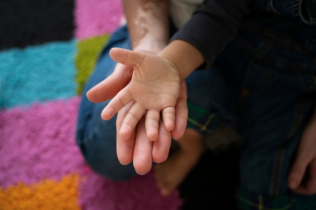 Mãe e filho se divertindo