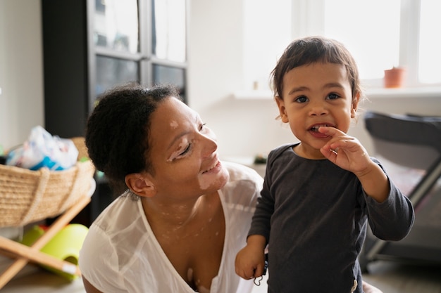 Mãe e filho se divertindo