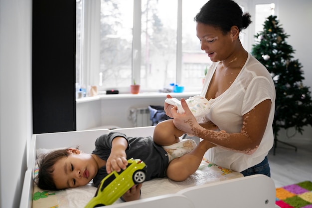 Mãe e filho se divertindo